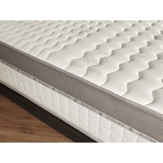 Attributed to Memofeel foam, consisting of very open alveolar pores, this bed allows good air circulation and moisture evacuation